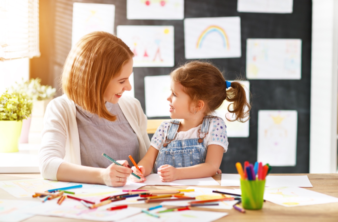 Kinder spielen fröhlich in einer Kita Familya in Berlin